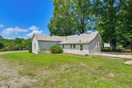 Weekend Getaway in Cornelius Walk to Dining!