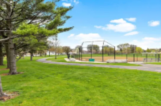 Pet Friendly/RedStudio1116F/FastWiFi/BigTV/FreePKG/near Downtown Aurora.