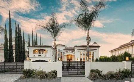 Spacious 6-bedroom house with WiFi, AC in amazing Los Angeles Отели в г. Tarzana