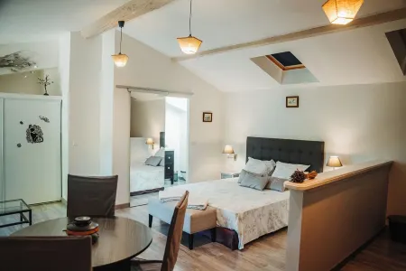 5 Bedroom Agritourism property in Noves Отели в г. Нов