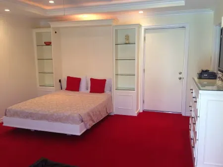 Safe & beautiful new studio in charming Sherman Oaks neighborhood Отели в г. Шерман-Окс