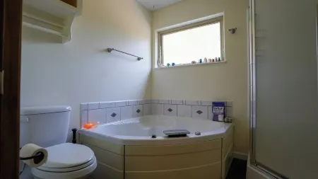 Charming 2-bedroom apartment with AC in Rainier