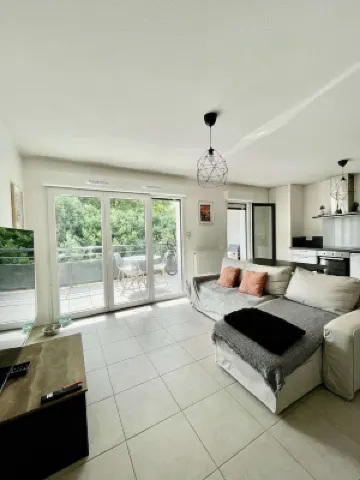 Apparently T3 + balcony Close to bus line and bike rental