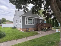 Welcoming Updated 3-Bedroom House Close to Downtown Clear Lake and City Beach!