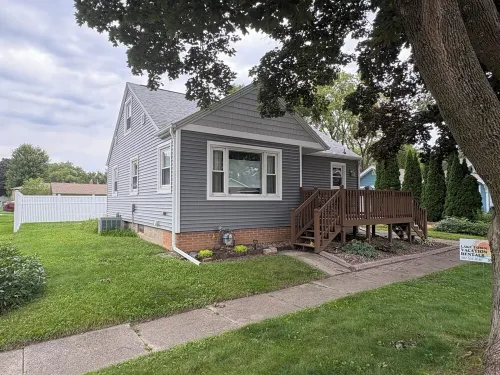Welcoming Updated 2-bedroom House close to downtown Clear Lake and City beach!