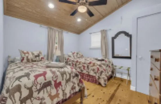 Charming 2-bedroom cabin in beautiful Mountain Rest on Lake Becky