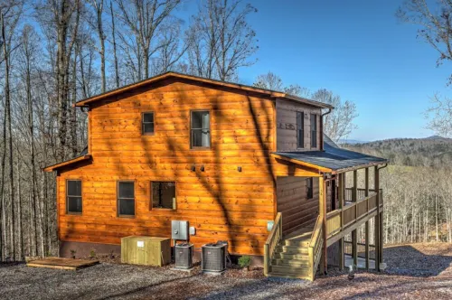 Luxury, Spacious Cabin w/ Mtn view, work office, hot-tub, arcades, Weber Grills