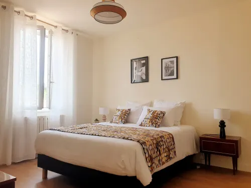 Stone house near Bordeaux. Cycling and hiking trails nearby. فنادق في Camblanes-et-Meynac