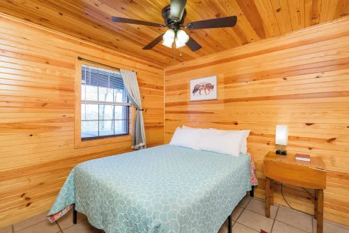 Rustic Coyote Ridge Cabin with a Hot Tub