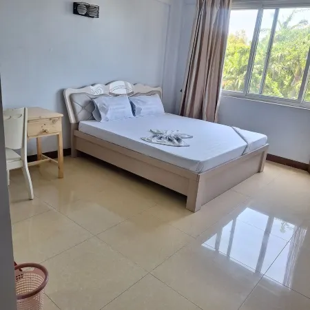 Spacious 4-bedroom apartment with AC, fitness room in wonderful Dar es Salaam Отели рядом с достопримечательностью «Остров Мбудья»