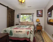 Historic 2.5-bedroom cabin w/sleeping porch