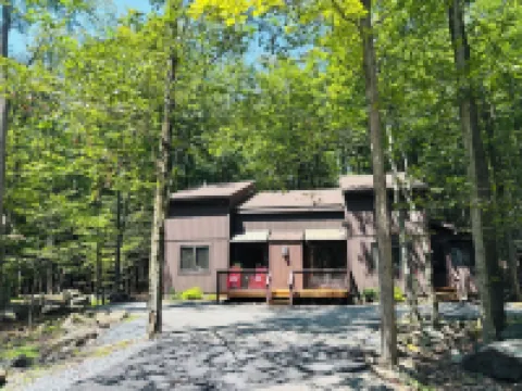 Cozy Cabin Escape w. Fireplace + Fire Pit 萊克酒店