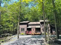 Stylish Pocono Cabin • Fire Pit • Sleeps 8