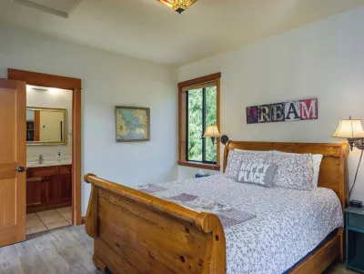 Waterfront Cottage on a Farm and Animal Sanctuary. Hotels near Turtleback Mountain