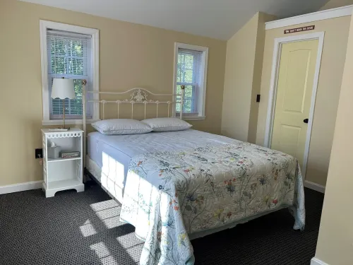 White Mountains Snowmobile Ski Trails Nearby Family Friendly Rustic Dogs Welcome Hotel a Gorham