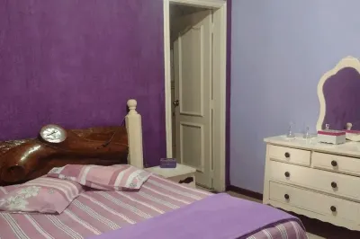 COUNTRY HOUSE WITH SWIMMING POOL IN GUARAREMA Hotel dekat Parque Municipal Recanto do Americo