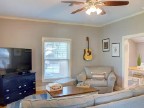 Charming 1-BR pet friendly house in Lockhart. Short stroll to the best BBQ spots Hotels in Lockhart