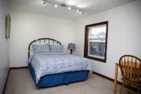 Charming historic home w/ parking, walk to downtown, waterfront, shops & more. Các khách sạn gần Nipissing University