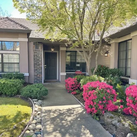 Charming 3-bedroom bungalow with WiFi and AC in delightful Folsom