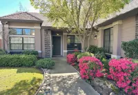 Charming 3-bedroom bungalow with WiFi and AC in delightful Folsom