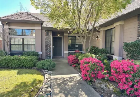 Charming 3-bedroom bungalow with WiFi and AC in delightful Folsom Отели в г. Фолсом