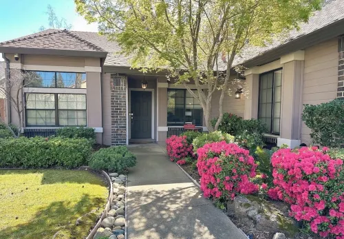 Charming 3-bedroom bungalow with WiFi and AC in delightful Folsom