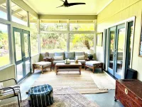 Charming 2-bedroom house in peaceful Keaau with WiFi, AC ハワイアン・パラダイス・パークのホテル