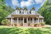 Family Retreat let this serene cul-de-sac jewel rejuvenate your mind and spirit.