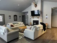 Cozy 3-bedroom cabin in tranquil Donnelly with WiFi, AC