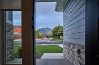 3 Bedroom, 4 bed/3 Bath, Close to Mountains, Downtown and Airport