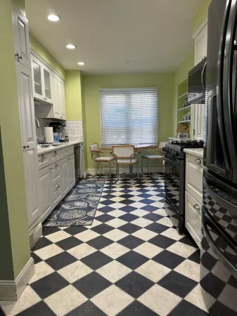 Charming 3-bedroom apartment in serene Grosse Pointe Park, close to lake Отели в г. Гросс Пуэнт Парк