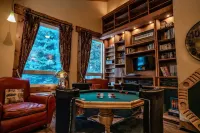 Rustic Themed Cabin with Starlink. Walk/Snowmobile to lake from house. Ice Fish