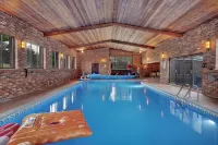 5 BD Charming Home in Gaylord Sleeps 16 Indoor Pool Hot Tub Game Room Hotel di Dover Township