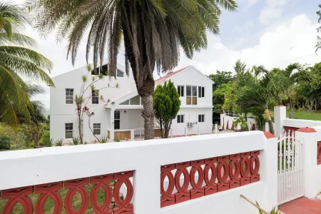 Hilltop Views: City & Sea Escape Отели в г. Cedar Grove