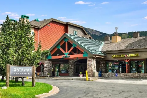 Freshly Remodeled Keystone Studio, Heated Pool, Hot tub, Walk to Gondola!