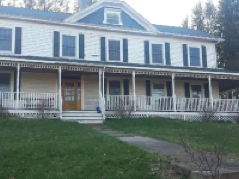 Spacious 5-bedroom farmhouse in delightful Kenoza Lake with WiFi, AC, Hotels in Delaware