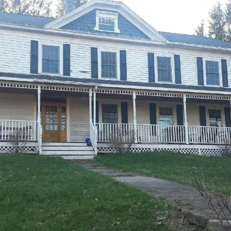 Spacious 5-bedroom farmhouse in delightful Kenoza Lake with WiFi, AC,