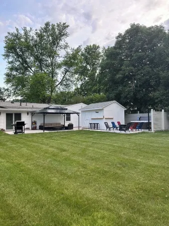 Hot tubo, 3bedroom house in delightful West Des Moines withWiFi, AC,fitness room