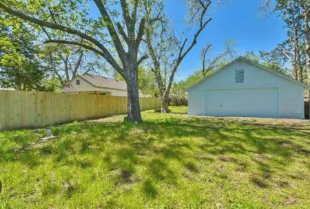 The Bethany Bungalow a Charming 3-bedroom house: WiFi, AC in welcoming Bethany Отели в г. Бетани