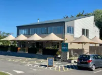 The Beach Retreat - Homely Beachside Caravan on  Park Hotels in Par