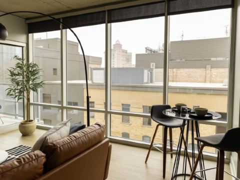 Private Balcony Abstract Apt Dwtn GR w/parking and King Bed