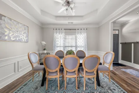 Southern Delight-4 Bed Room-7 beds- Private Backyard-Great for Larger Groups