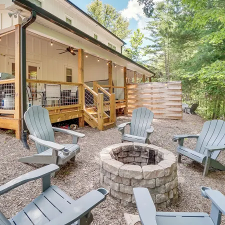 Hot Tub & EV Charger: Helen Getaway w/ Views!