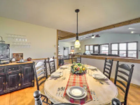 Mtn-View Cabin w/ Deck, 2 Mi to Beech Mtn Slopes! Hotels in Beech Mountain