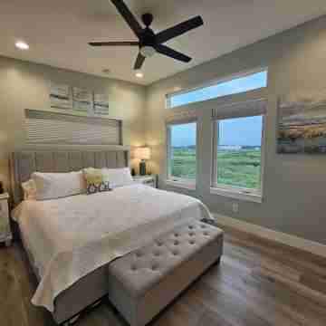 High Tides & Good Vibes, Your coastal escape, Where salty air meets sunset skies Rooms