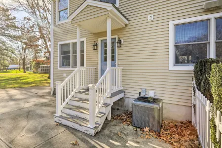 7 Mi to Downtown Providence Quiet Apt in Seekonk Отели рядом с достопримечательностью «Route 126 Fish Market»