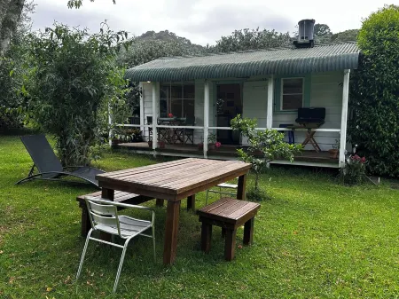 Quail Cottage - Quaint, Cosy, Peaceful and Private Отели рядом с достопримечательностью «Kauri Block Track»