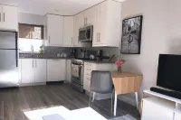 Detached Guest Cottage Backs to Private Park In Midtown Sacramento