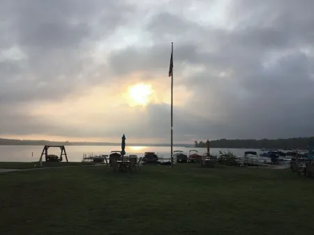 Beautifully renovated Crooked Lakefront Condo 1 Bed & 1.5 Baths-Legacy Up North Отели рядом с достопримечательностью «Заказник Менонаква Вудс»