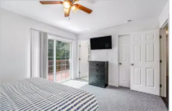 Upstairs unit- sleeps 4- minutes to Smugglers Notch Ski resort!